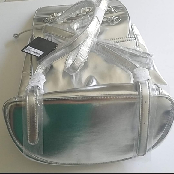 3/$20 🌻 Forever 21 Silver Quilted Backpack - Picture 5 of 7